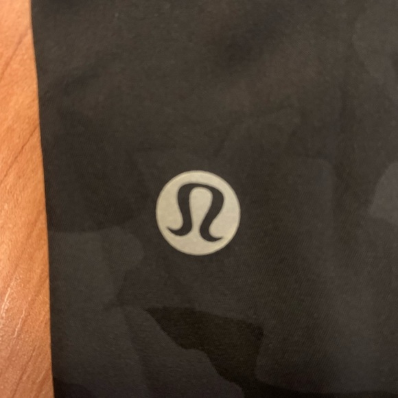 NWT Lululemon Base Pace High Rise 8” Short in Camo Deep Coal Multi. Size 4 - Picture 8 of 8